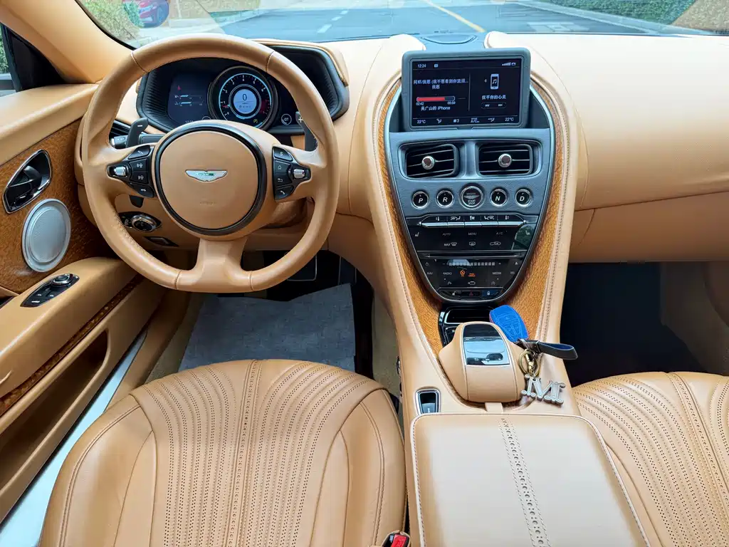 Aston Martin DB11 2017 — фото 12