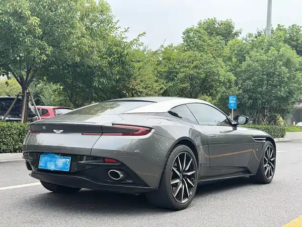 Aston Martin DB11 2017