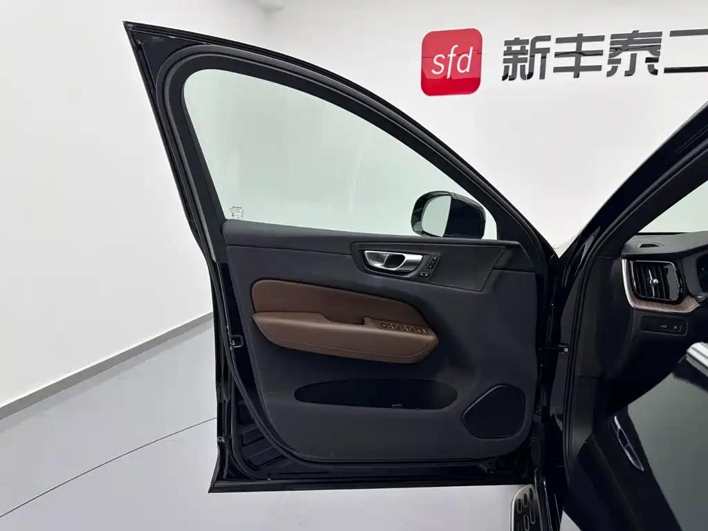 Volvo XC60 Plug-In Hybrid 2023 — фото 8