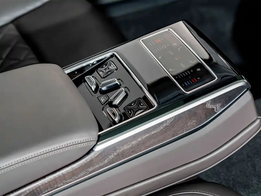 Audi A8 2021 — фото 24