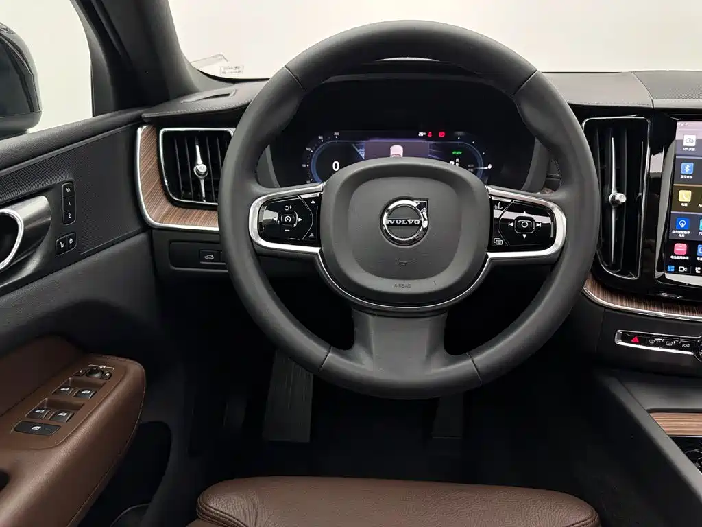 Volvo XC60 Plug-In Hybrid 2023 — фото 9