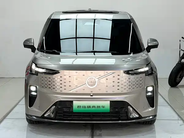 Volvo EM90 2025