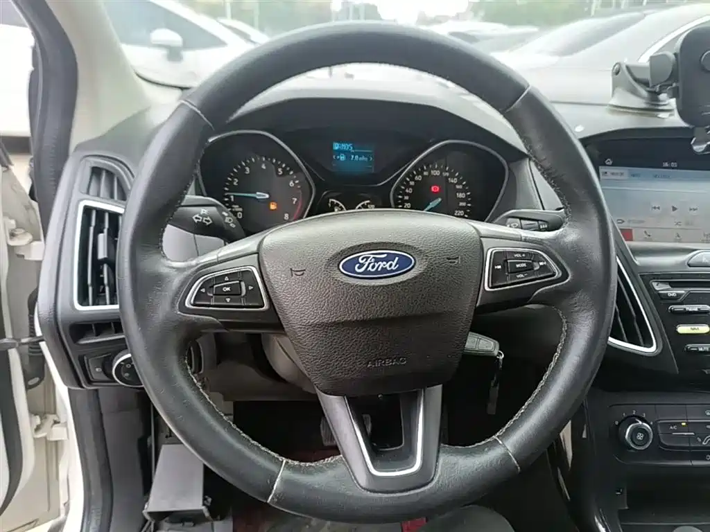 Ford Focus 2018 — фото 11