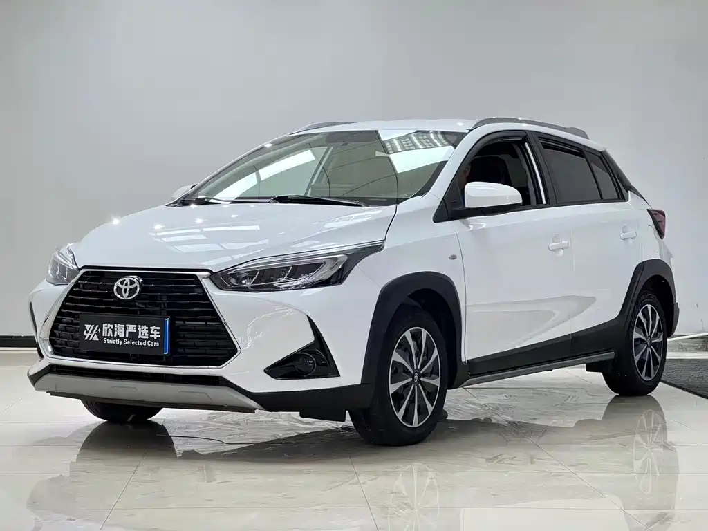 Toyota Yaris L 2022 — фото 1