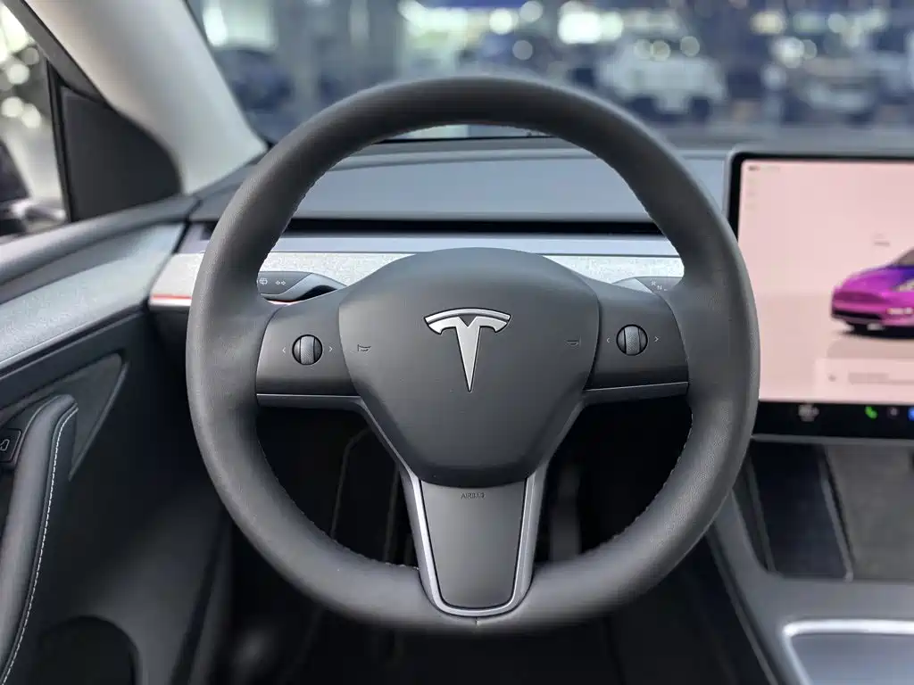Tesla Model Y 2025 — фото 12