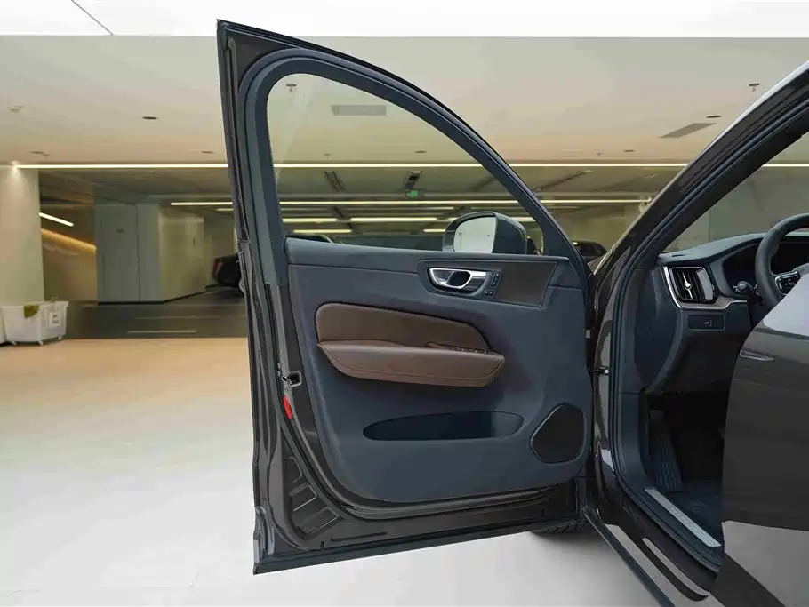 Volvo XC60 2022 — фото 17