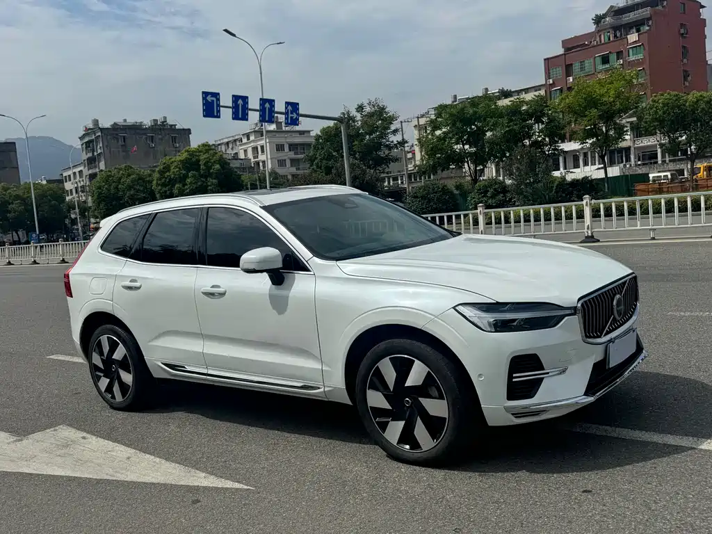 Volvo XC60 2025 — фото 3