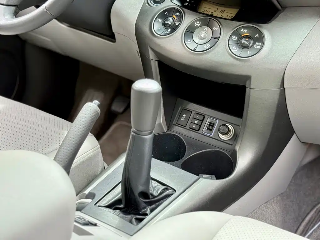 Toyota RAV4 2010 — фото 21