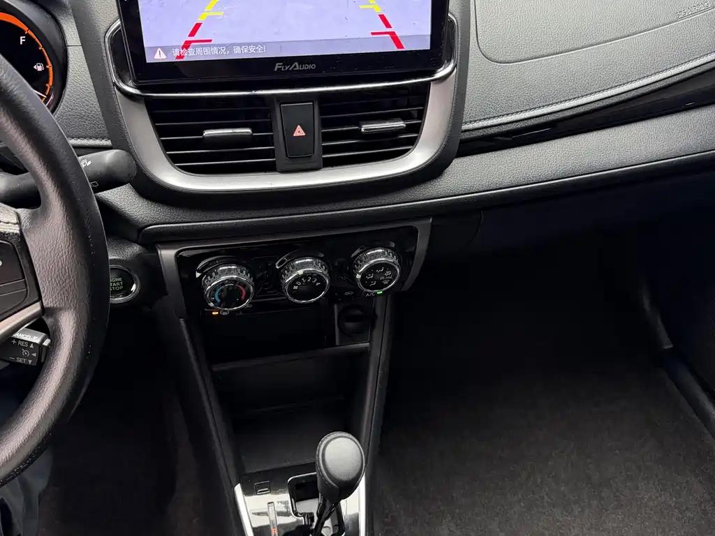 Toyota Yaris L 2023 — фото 8