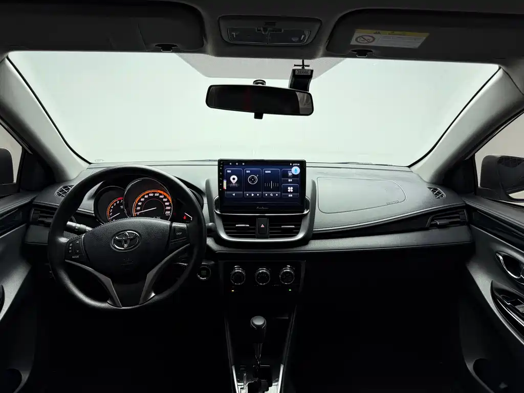 Toyota Yaris L 2023 — фото 25