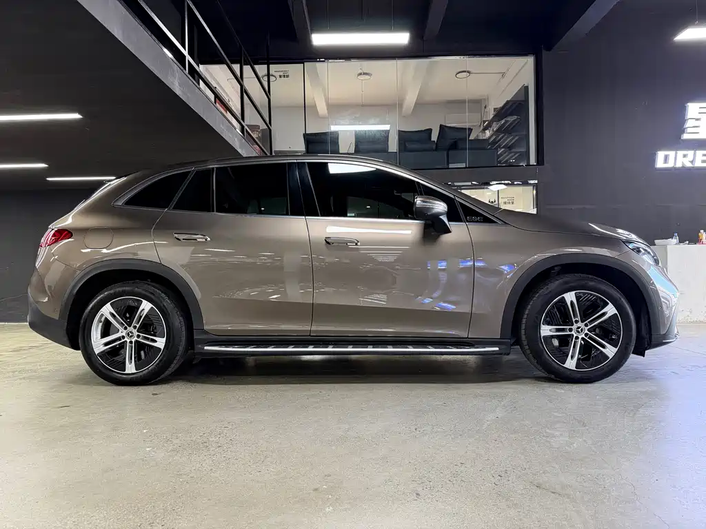 Mercedes-Benz EQE SUV 2023 — фото 11