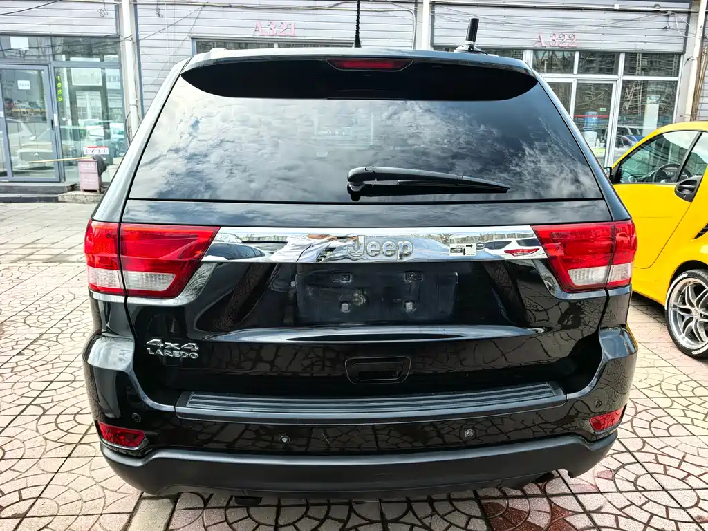 Jeep Grand Cherokee 2012 — фото 11