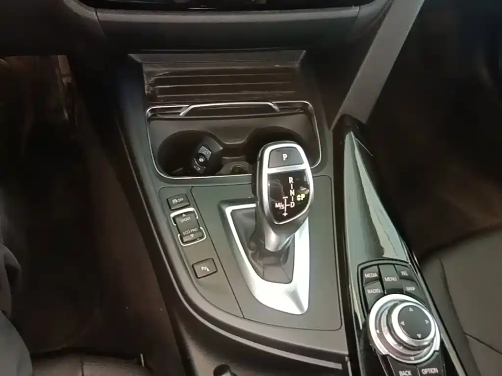 BMW 3 Series 2017 — фото 14