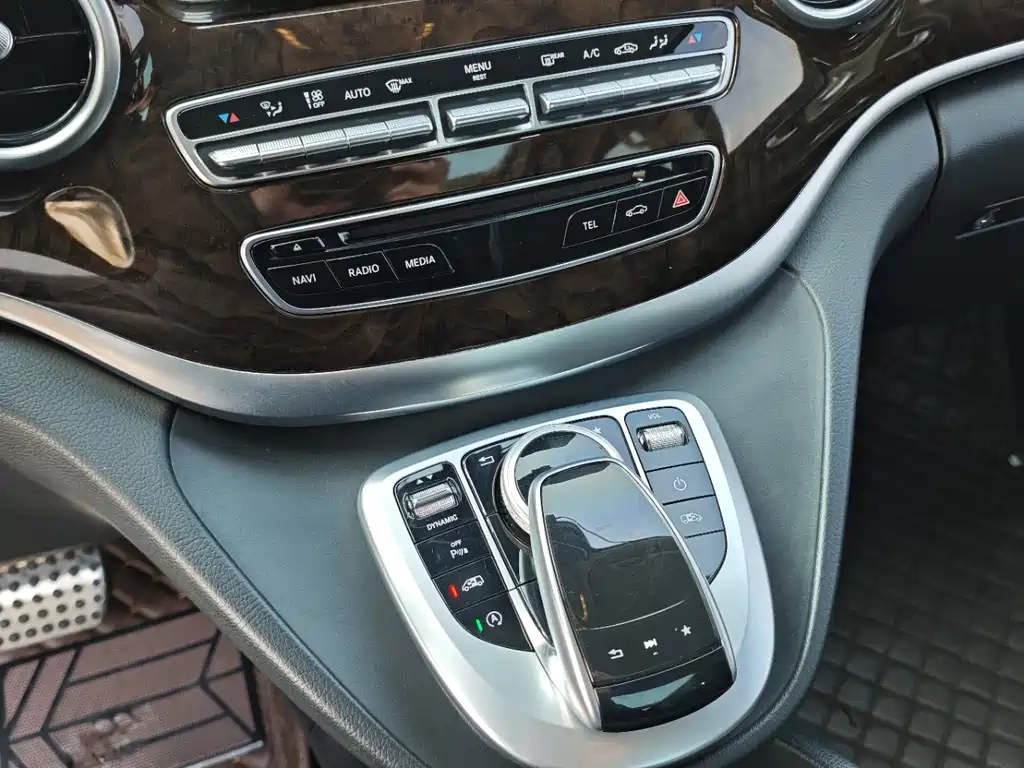 Mercedes-Benz V-Class 2018 — фото 11