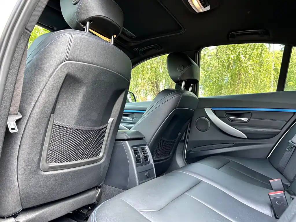 BMW 3 Series 2018 — фото 9