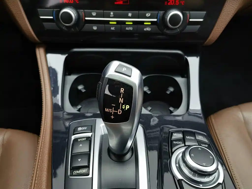 BMW 5 Series 2017 — фото 13