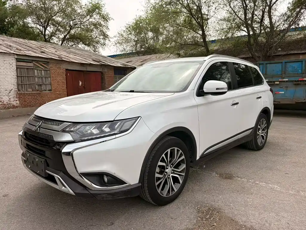 Mitsubishi Outlander 2021 — фото 3