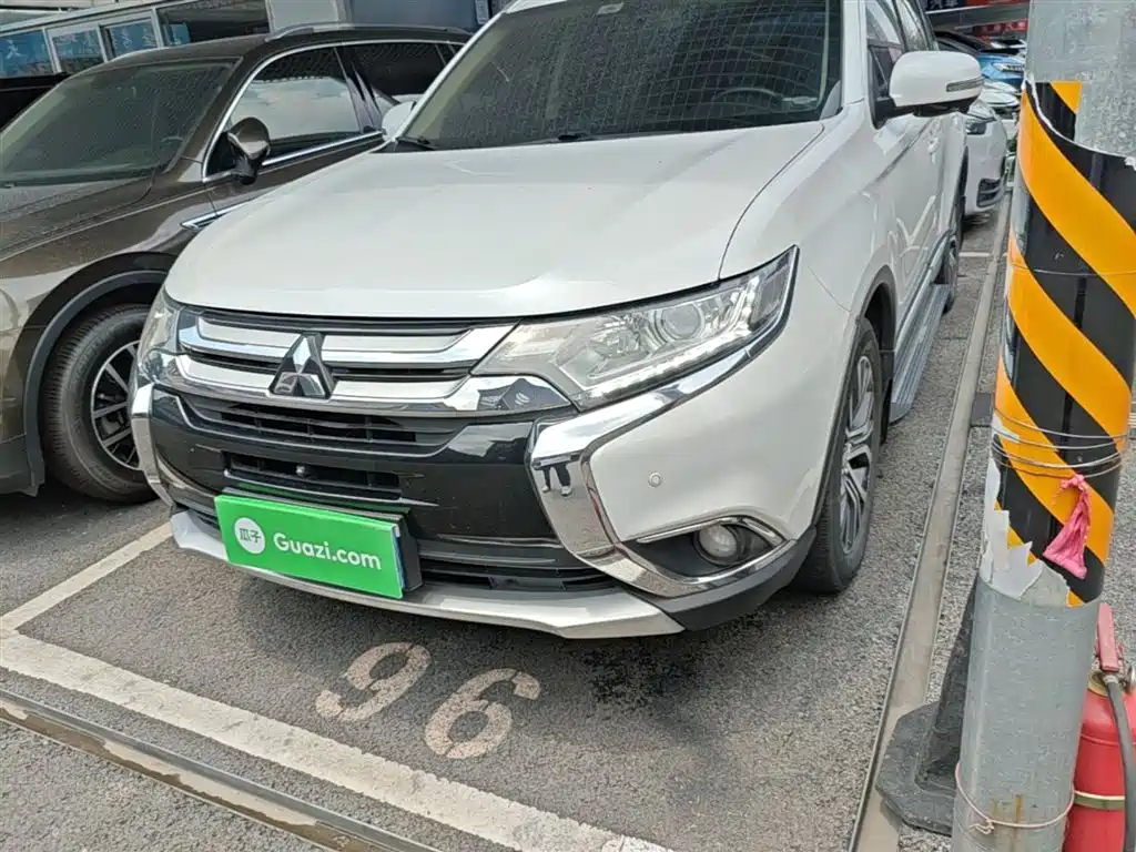Mitsubishi Outlander 2018 — фото 24
