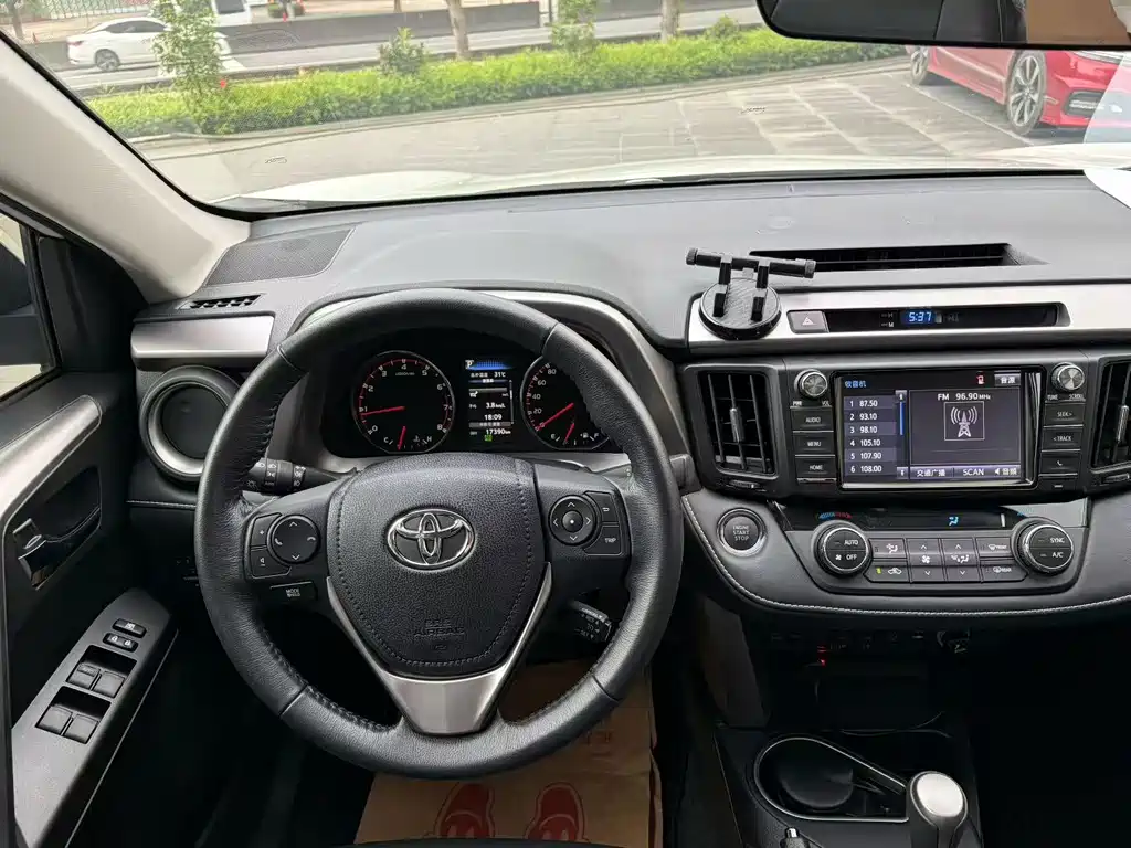 Toyota RAV4 2018 — фото 8