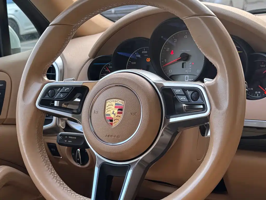 Porsche Cayenne 2017 — фото 15