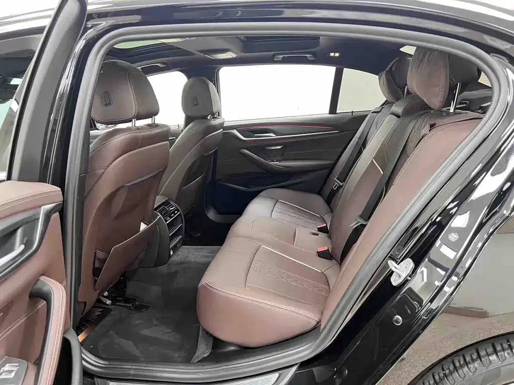 BMW 5 Series 2021 — фото 10