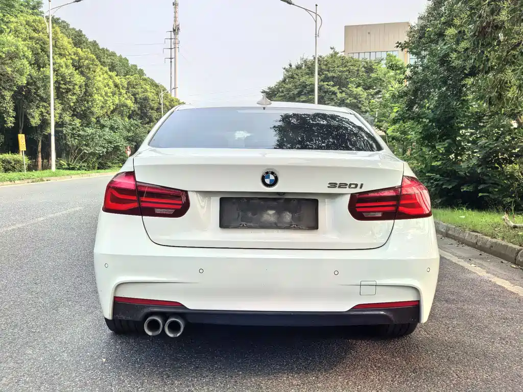 BMW 3 Series 2018 — фото 14