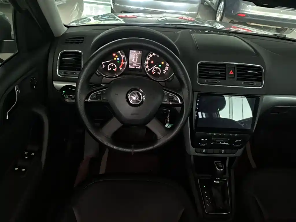 Skoda Yeti 2015 — фото 11
