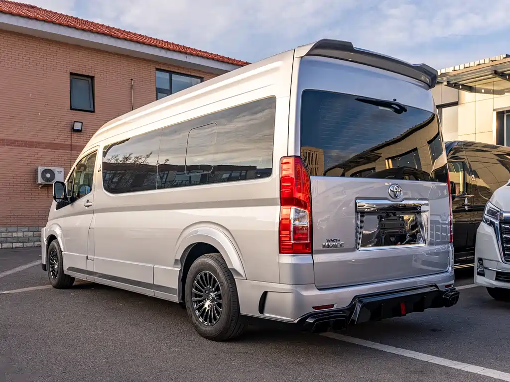 Toyota Hiace 2024 — фото 5