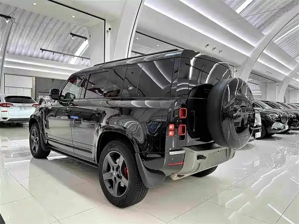 Land Rover Defender 2024