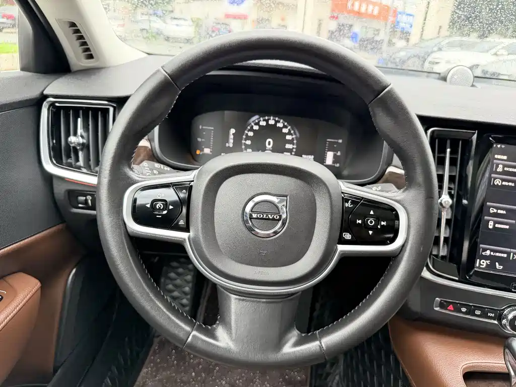 Volvo S90 2017 — фото 9