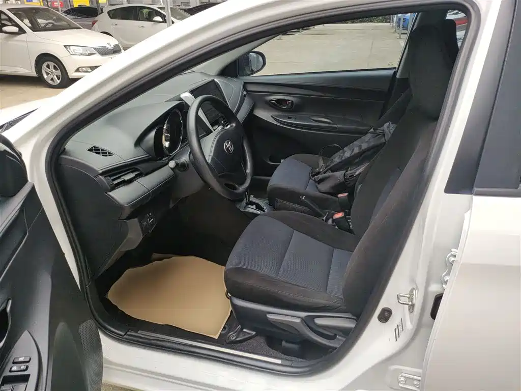 Toyota Yaris L 2019 — фото 11