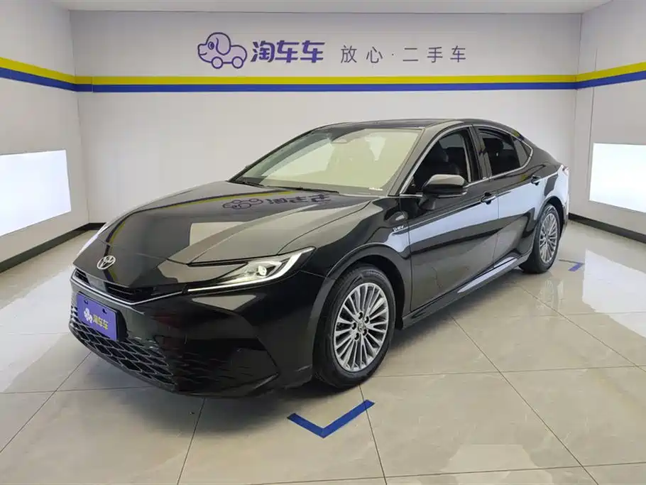 Toyota Camry 2025 — фото 1