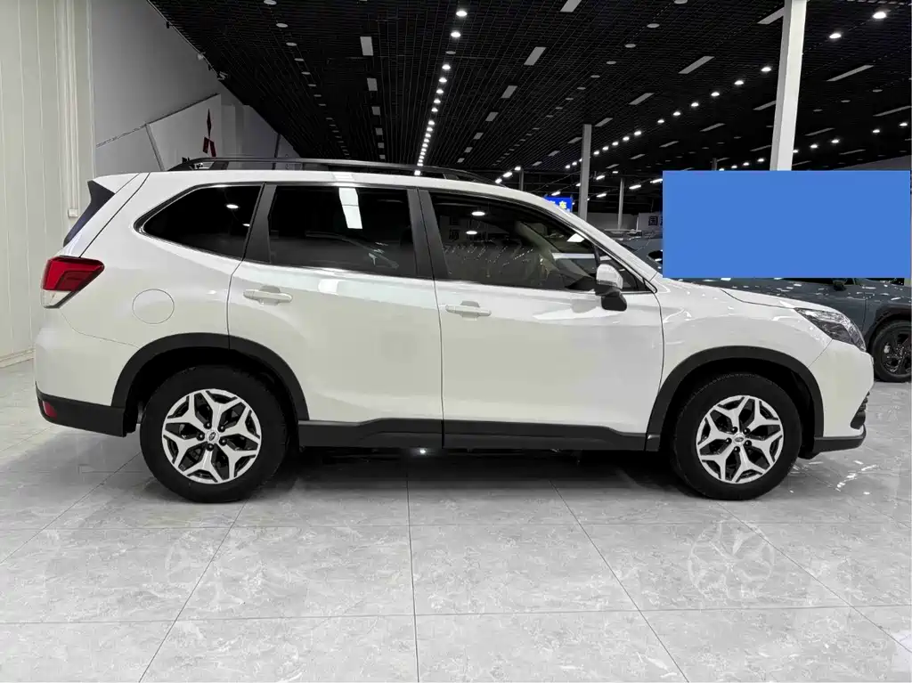 Subaru Forester 2023 — фото 9