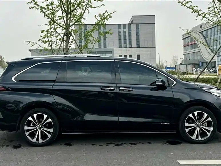 Toyota Granvia 2023