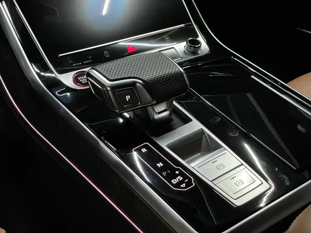 Audi RS Q8 2022 — фото 13