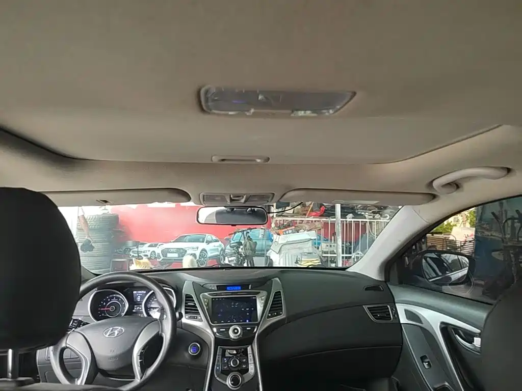 Hyundai Elantra 2015 — фото 18