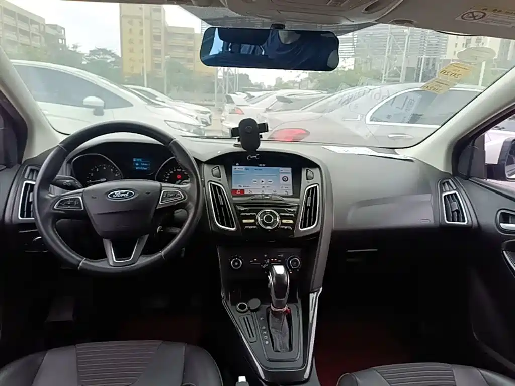 Ford Focus 2018 — фото 10