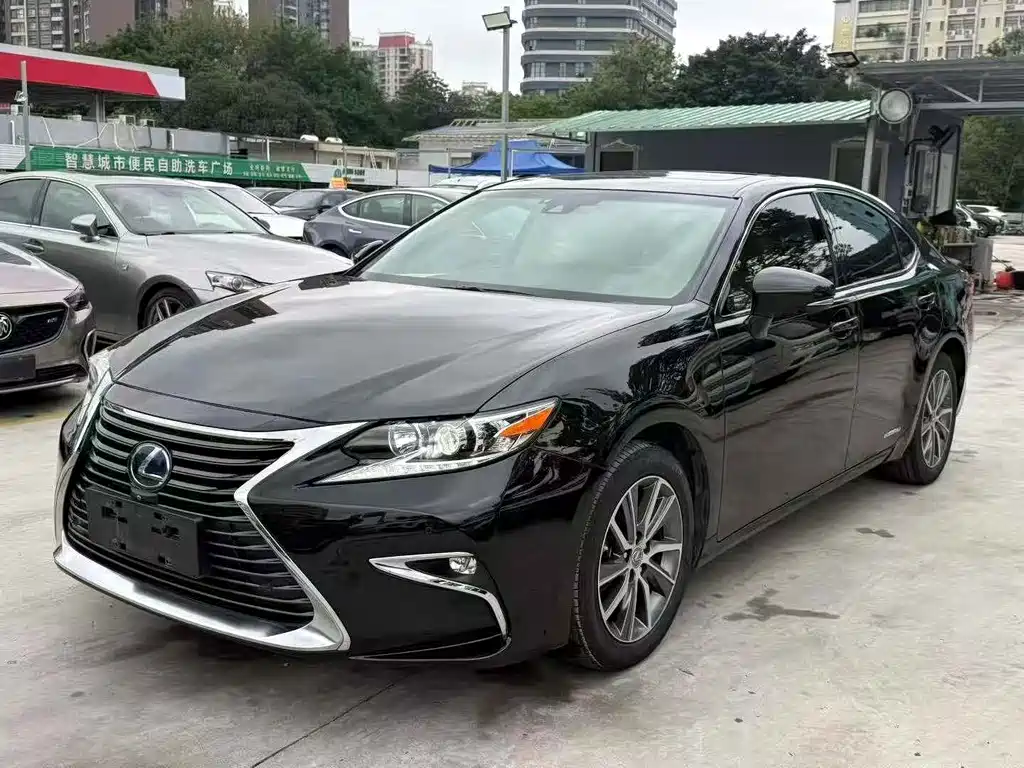 Lexus ES 2017 — фото 1