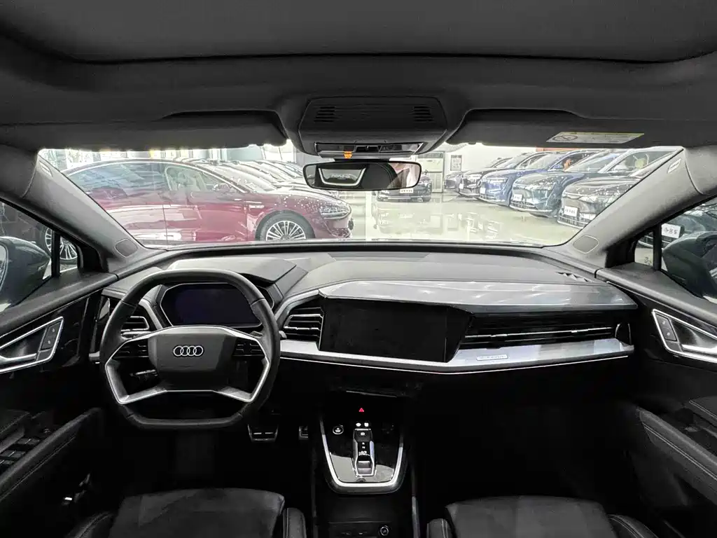 Audi Q4 e-tron 2025 — фото 12