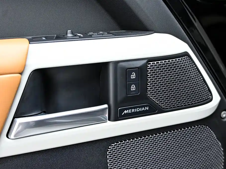 Land Rover Defender 2024 — фото 24
