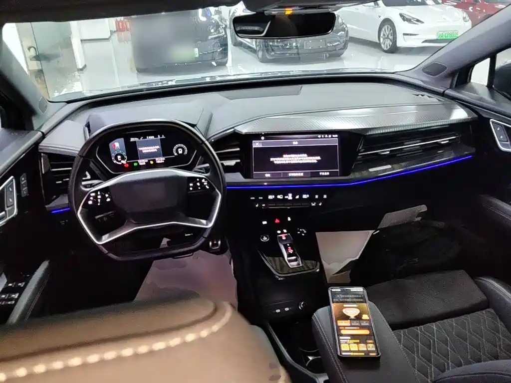 Audi Q4 e-tron 2023 — фото 10