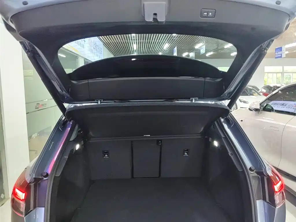 Audi Q4 e-tron 2023 — фото 19
