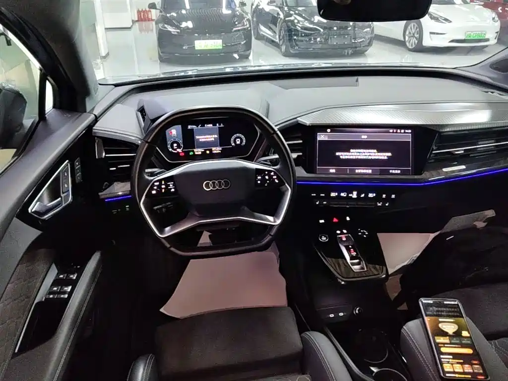 Audi Q4 e-tron 2023 — фото 11