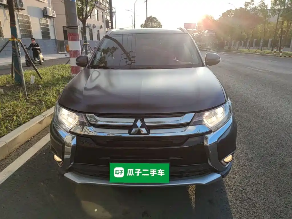 Mitsubishi Outlander 2018 — фото 3
