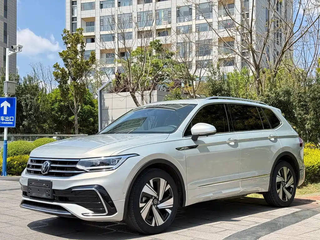 Volkswagen Tiguan L 2023 — фото 1