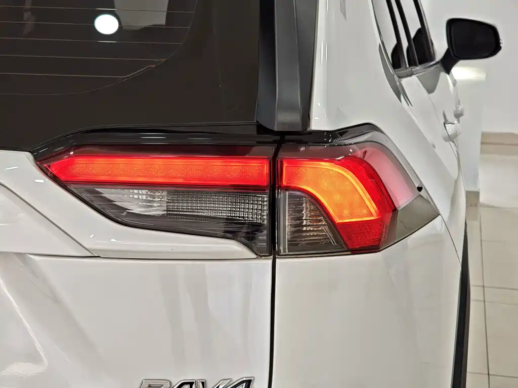 Toyota RAV4 2022 — фото 20