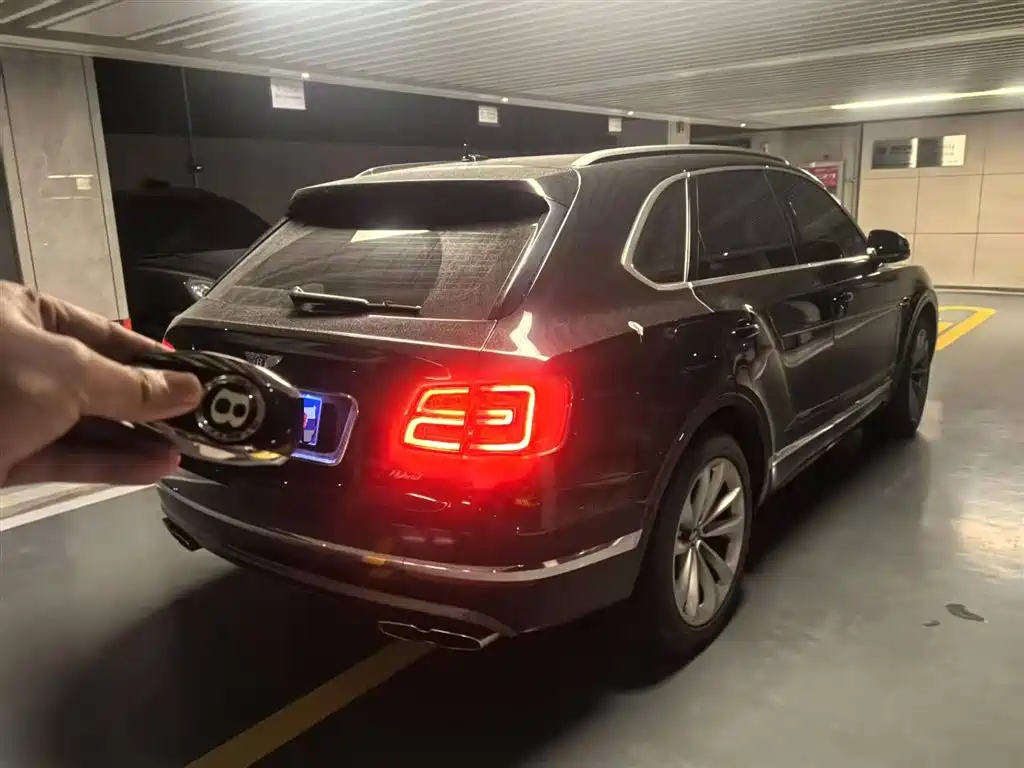Bentley Bentayga PHEV 2023 — фото 2