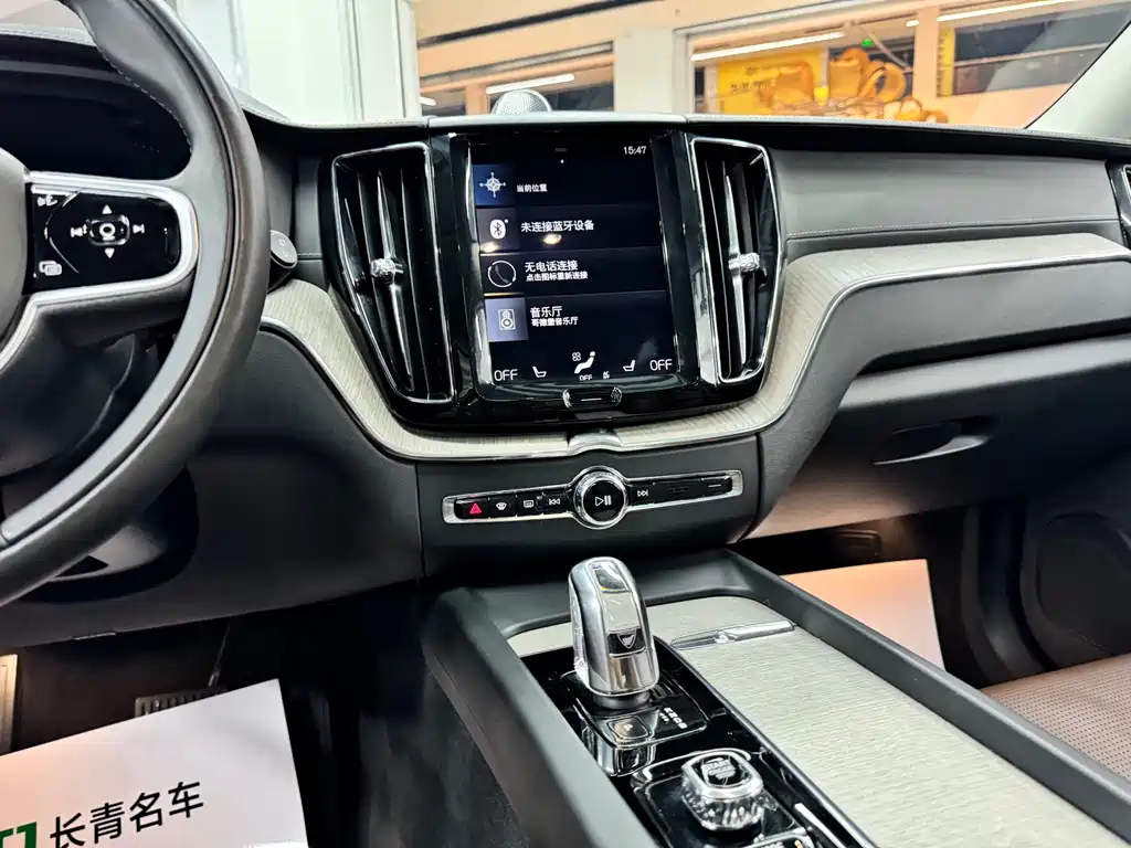 Volvo XC60 PHEV 2018 — фото 10