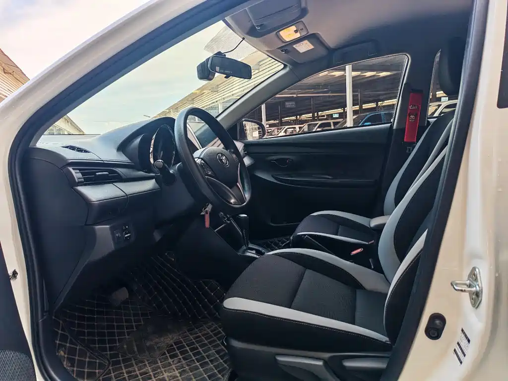Toyota Yaris L 2023