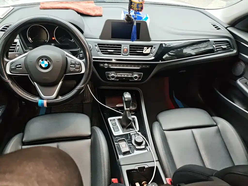 BMW 1 Series 2018 — фото 12